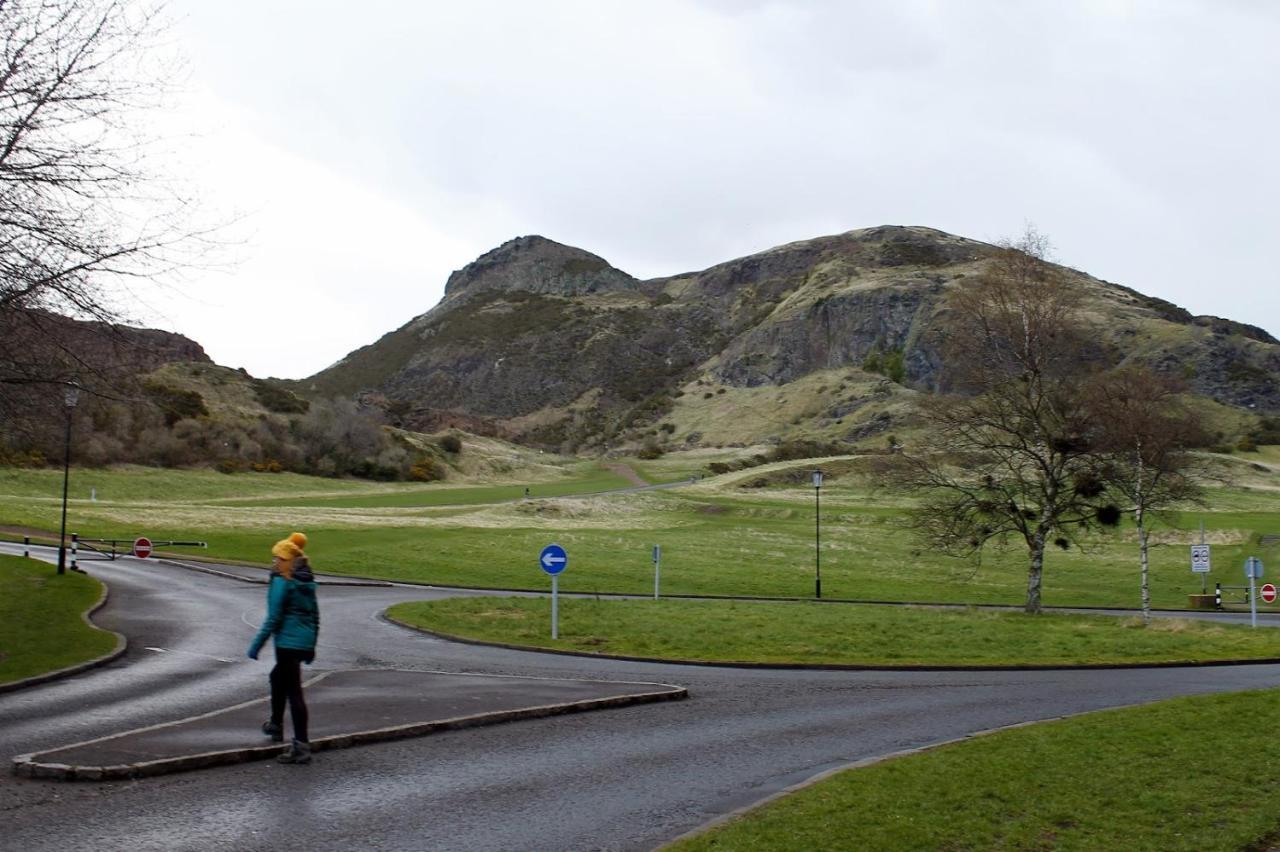 2 Bedrooms Flat Central Edinburgh, Sleeps 6, In The Shadow Of Holyrood Park And Arthur'S Seat With Free Parking, Two Bed Rooms Экстерьер фото